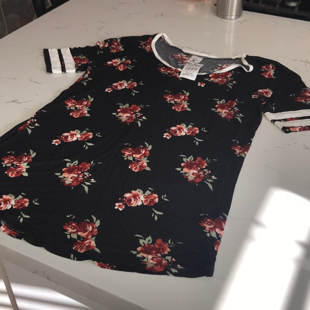 Zumiez Black and Floral Tee Shirt - Small